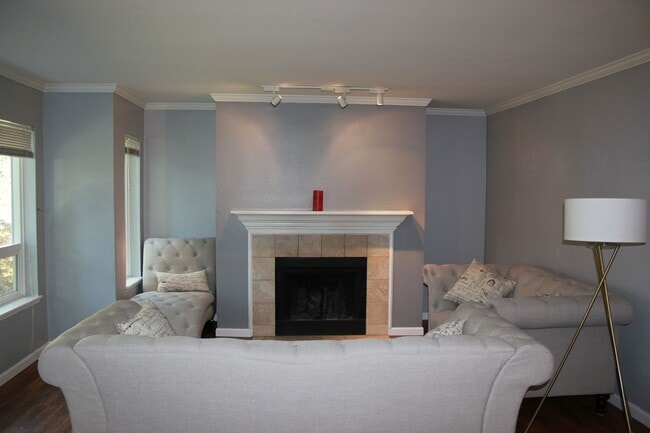 Building Photo - Gated Condo 2 bedroom 2 bath with no stairs!