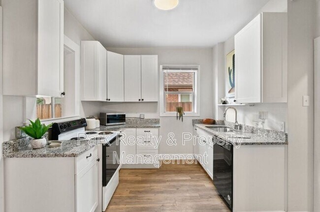 Building Photo - 2742 W Denver Pl