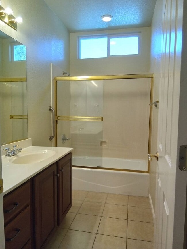 Building Photo - Gated: Single Story Heritage Oaks 3 Bedroom Plus Office/Den 3 Car Garage with lots of built in fo...