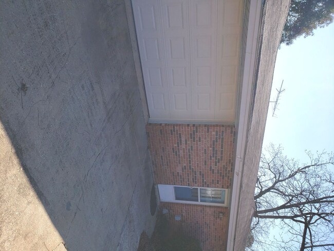 Building Photo - 484 Planters Rd