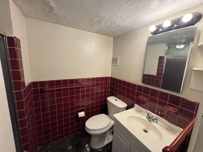 Building Photo - Beautiful 2-Bedroom 2-Bathroom 1st Floor Gold Coast Condo