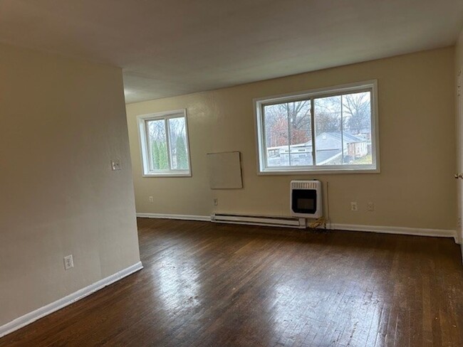 Building Photo - 2nd Flr 2 Bed 1 Bath Apt w/ Hardwood And T...