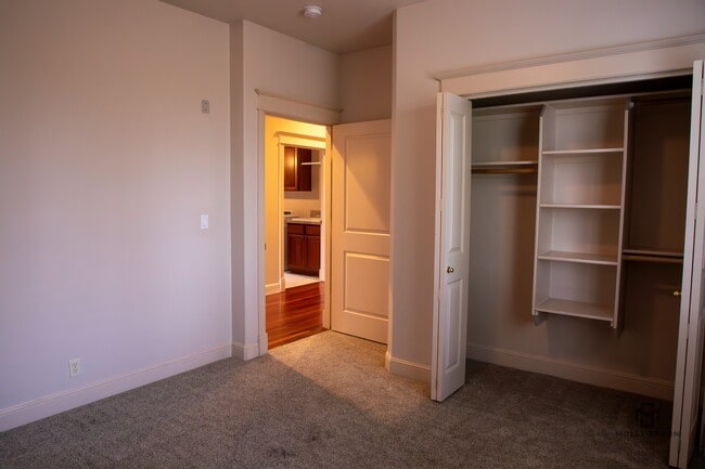 Building Photo - 20375 NE Lakeside Dr