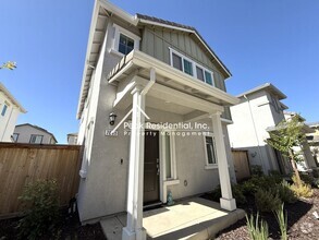 Building Photo - Updated 3bd/2ba Roseville Home!