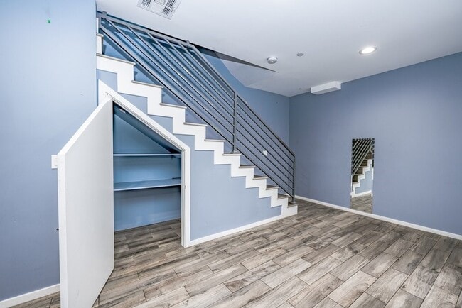 Building Photo - 6719 Vineland Ave