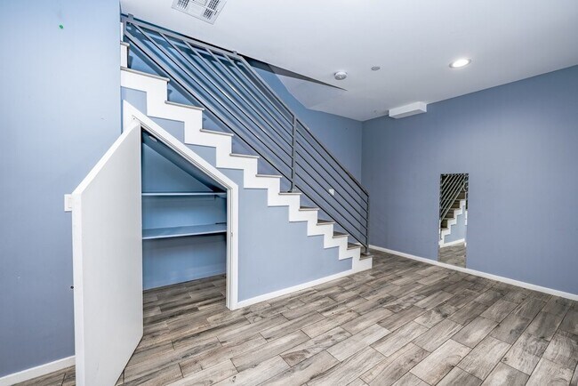 Building Photo - 6719 Vineland