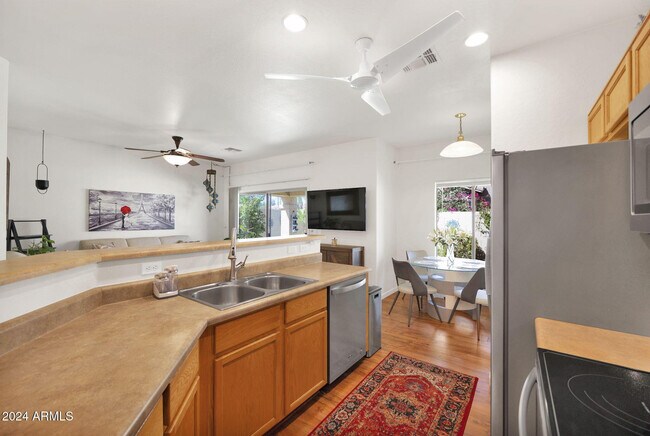 Building Photo - 868 E Savannah Dr