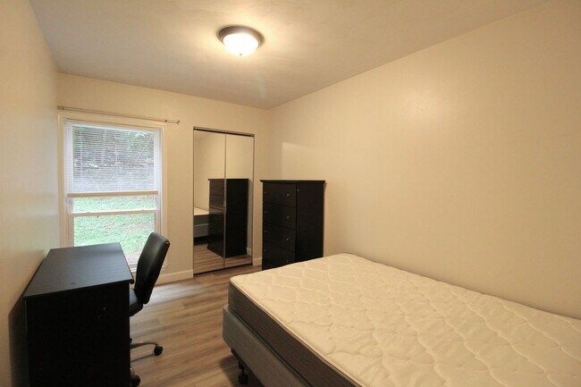 Building Photo - 1362 Bradley Dr
