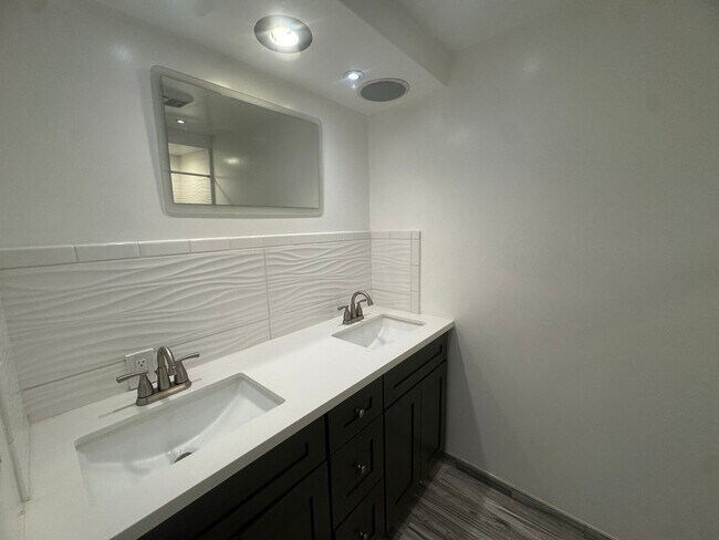 Building Photo - 3212 W 84th Pl