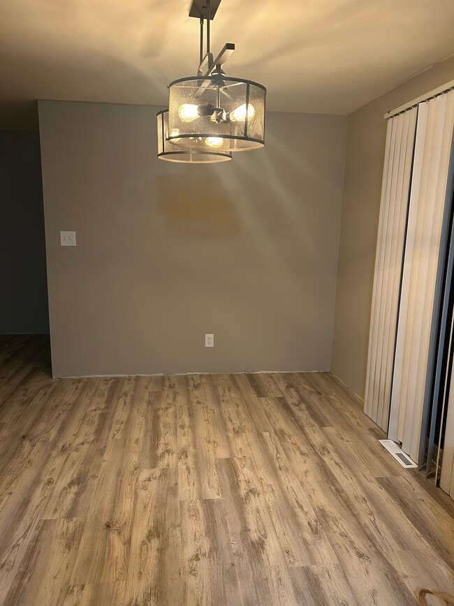 Building Photo - 2193 Packerland Dr