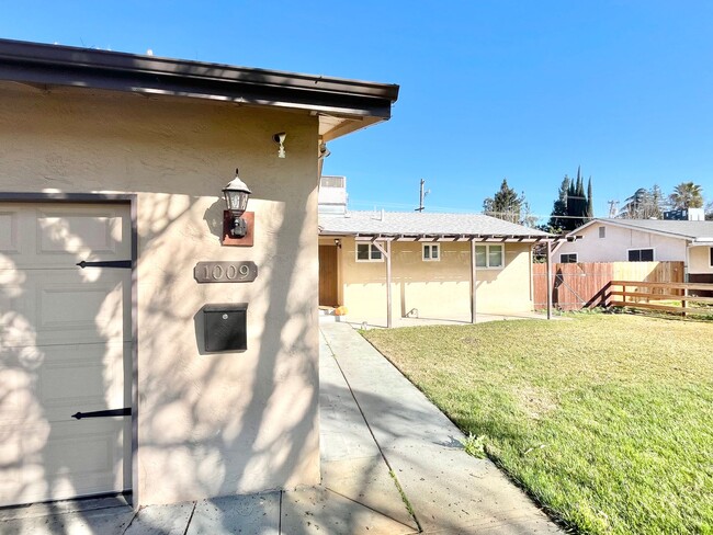 Building Photo - Merced: $1975 3 bed 2 bath single story ho...