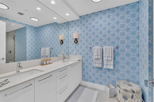 Building Photo - 100 E Las Olas Blvd