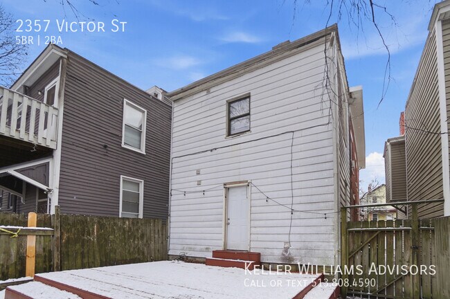 Building Photo - 2357 Victor St