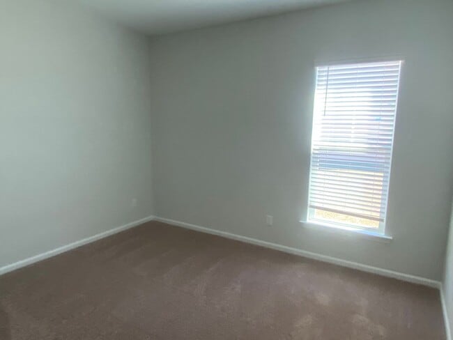 Building Photo - Spacious 4 Bedroom - great location