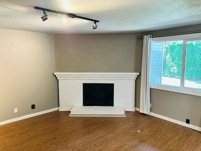 Building Photo - Charming Updated Condo in Great Location