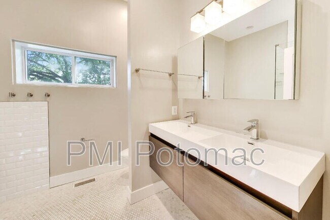 Building Photo - 1839 D St NE