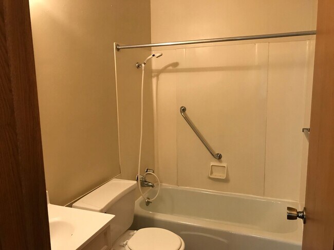 Building Photo - Forestview 1 Bedroom Upper Floor