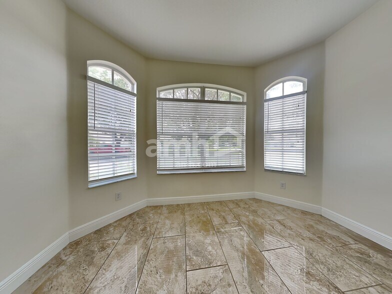 Building Photo - 802 Lesa Glen Pl