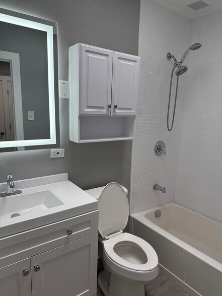 Building Photo - 606 N Woodington Rd