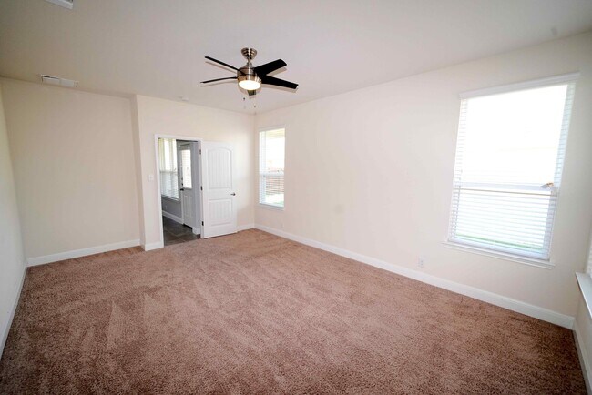 Building Photo - Immaculate rental now available in coveted...