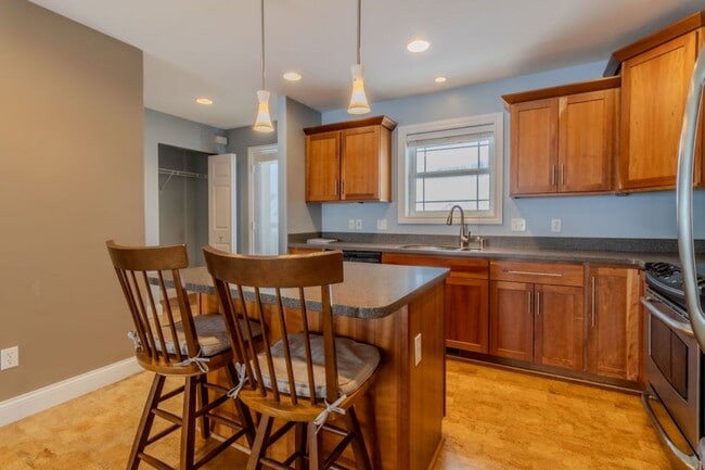 Building Photo - Modern Living Meets Cozy Charm