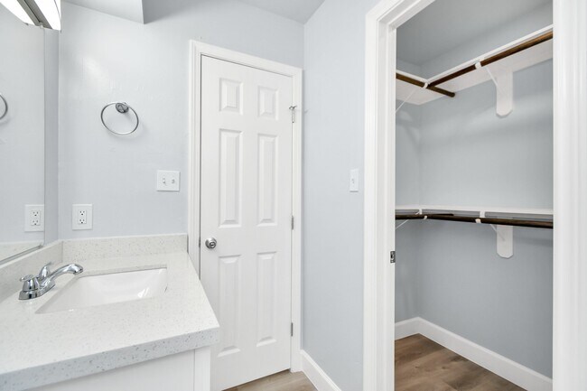 Building Photo - 6411 Hollow Oaks Dr