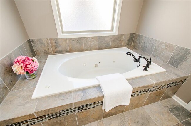 Building Photo - 4669 Sierra Creek Dr NE