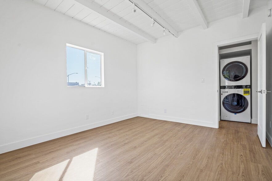 Building Photo - 920 Marine St