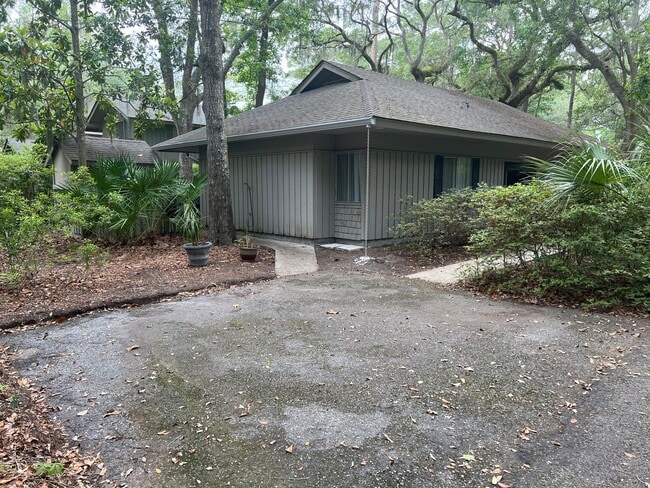 Building Photo - Walk to the beach from this 2BR FURNISHED ...