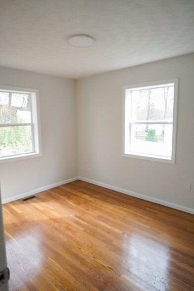 Building Photo - 8 Sussex Ln