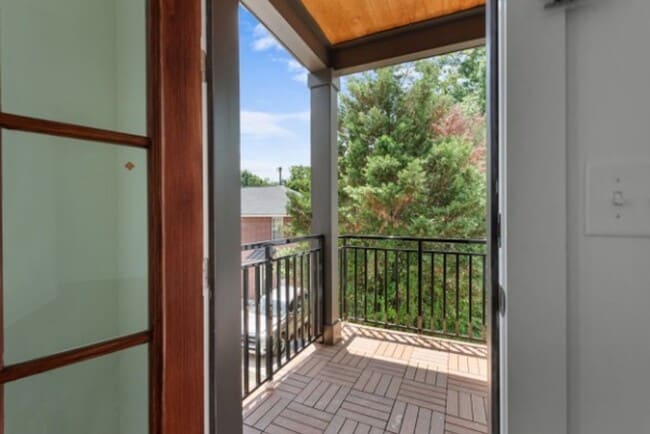 Building Photo - 1814 Stewart Pl