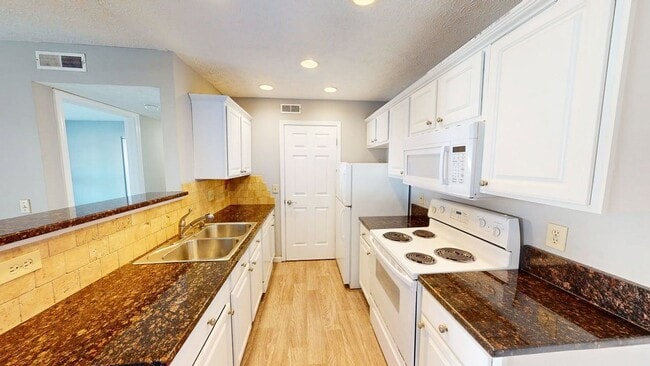 Building Photo - 5441 Cedar Springs