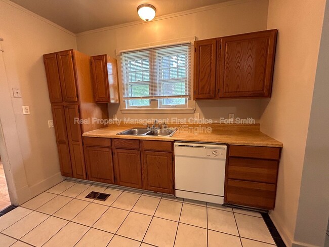 Building Photo - 811 N 41st St