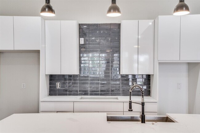 Building Photo - 10630 Greengarden Rd