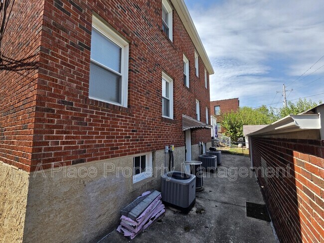 Building Photo - 5247 Pernod Ave