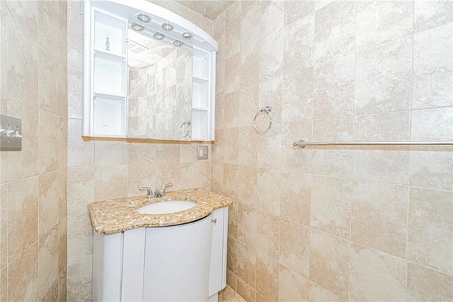 Building Photo - 3567 Shore Pkwy