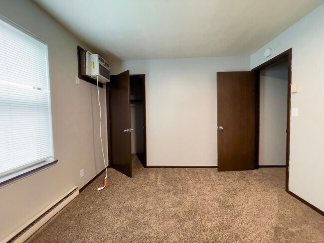 Building Photo - 2213 E Memorial Dr
