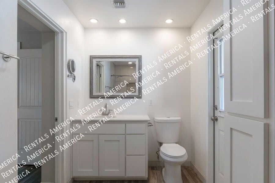 Building Photo - 2558 E Alta Vista St