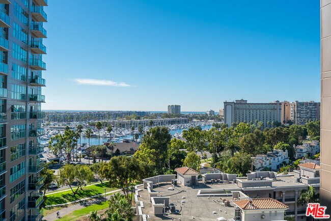 Building Photo - 13700 Marina Pointe Dr