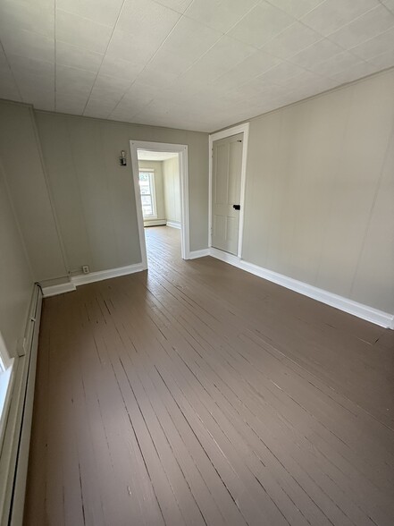 bedroom 2 (2nd floor) - 39 W Sheridan Ave