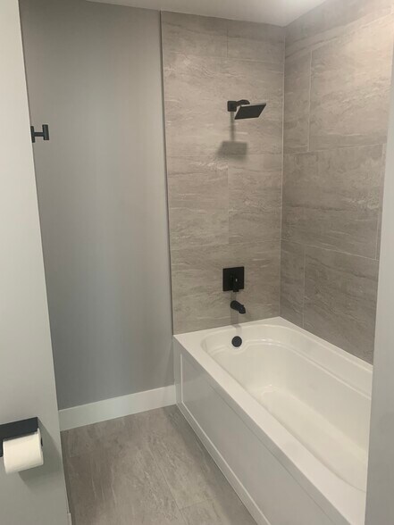Tub - 511 Lucerne Ave