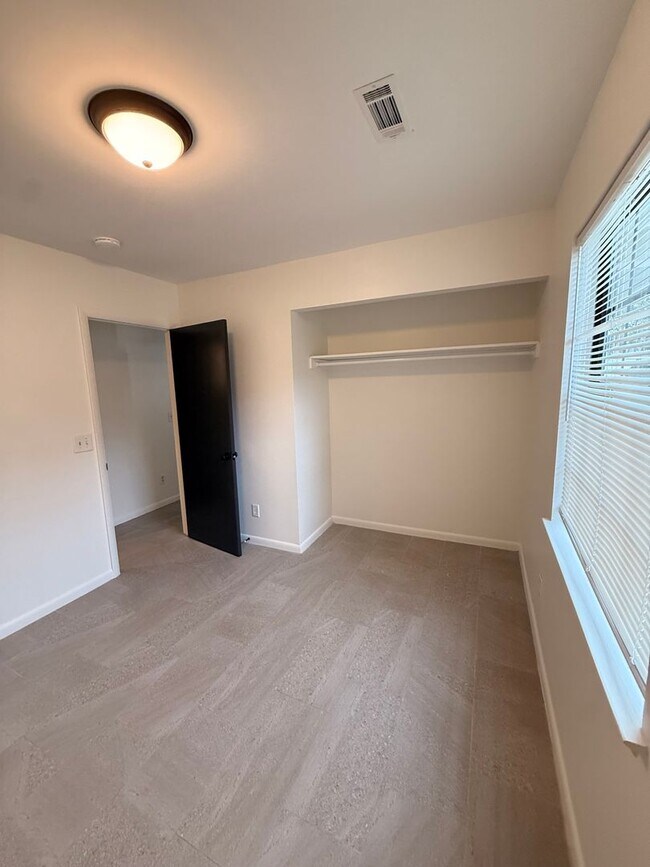 Building Photo - Three Bedroom Beautiful Home Available