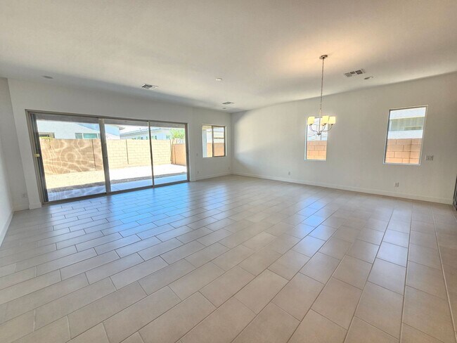 Building Photo - Beautiful and spacious