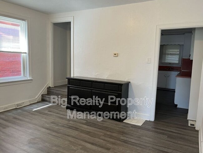 Building Photo - 119 E Scull St