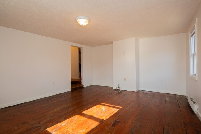 Building Photo - 3 bedroom, 1 full/1 half bath, Duplex in C...