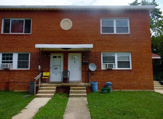 Building Photo - 902 7th St