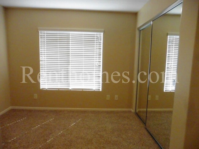 Building Photo - 568 Almond Rd