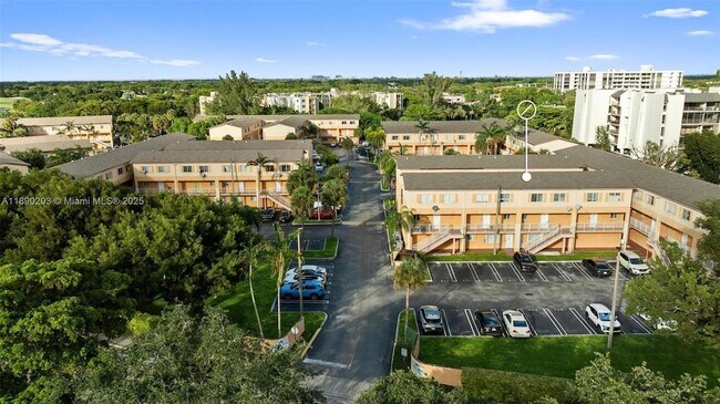 Building Photo - 6255 SW Kendale Lakes Cir