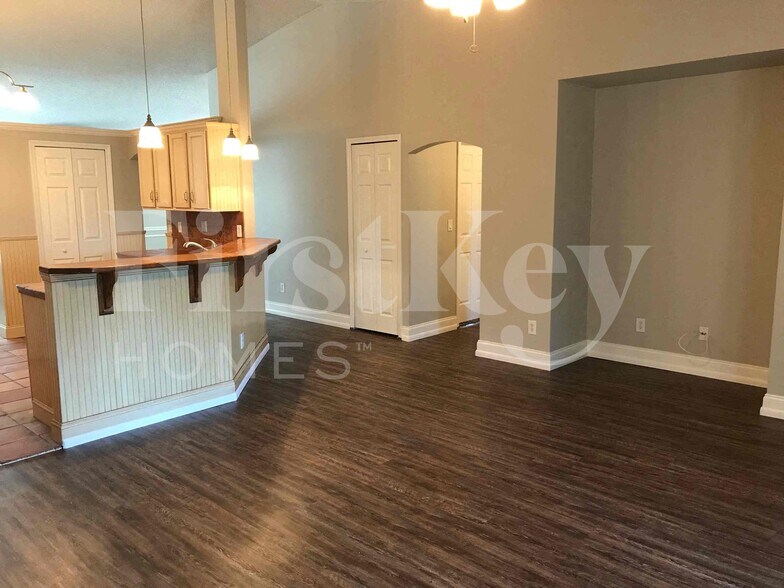 Building Photo - 1609 Whiting St SE