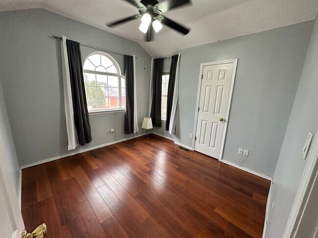 Building Photo - Tons of Character! 3 bed 2.5 bath amazing ...